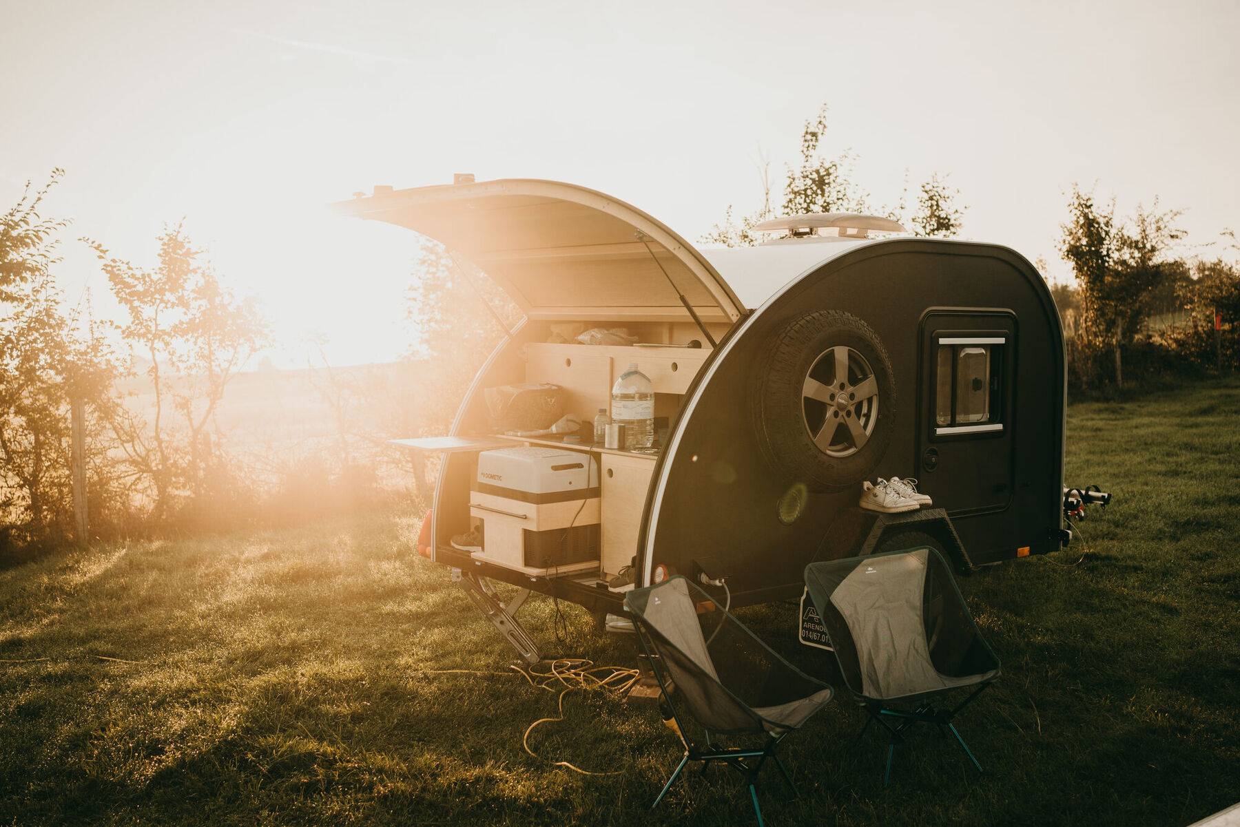 Kulba Rebel teardrop caravan met open keukenluik bij zonsondergang