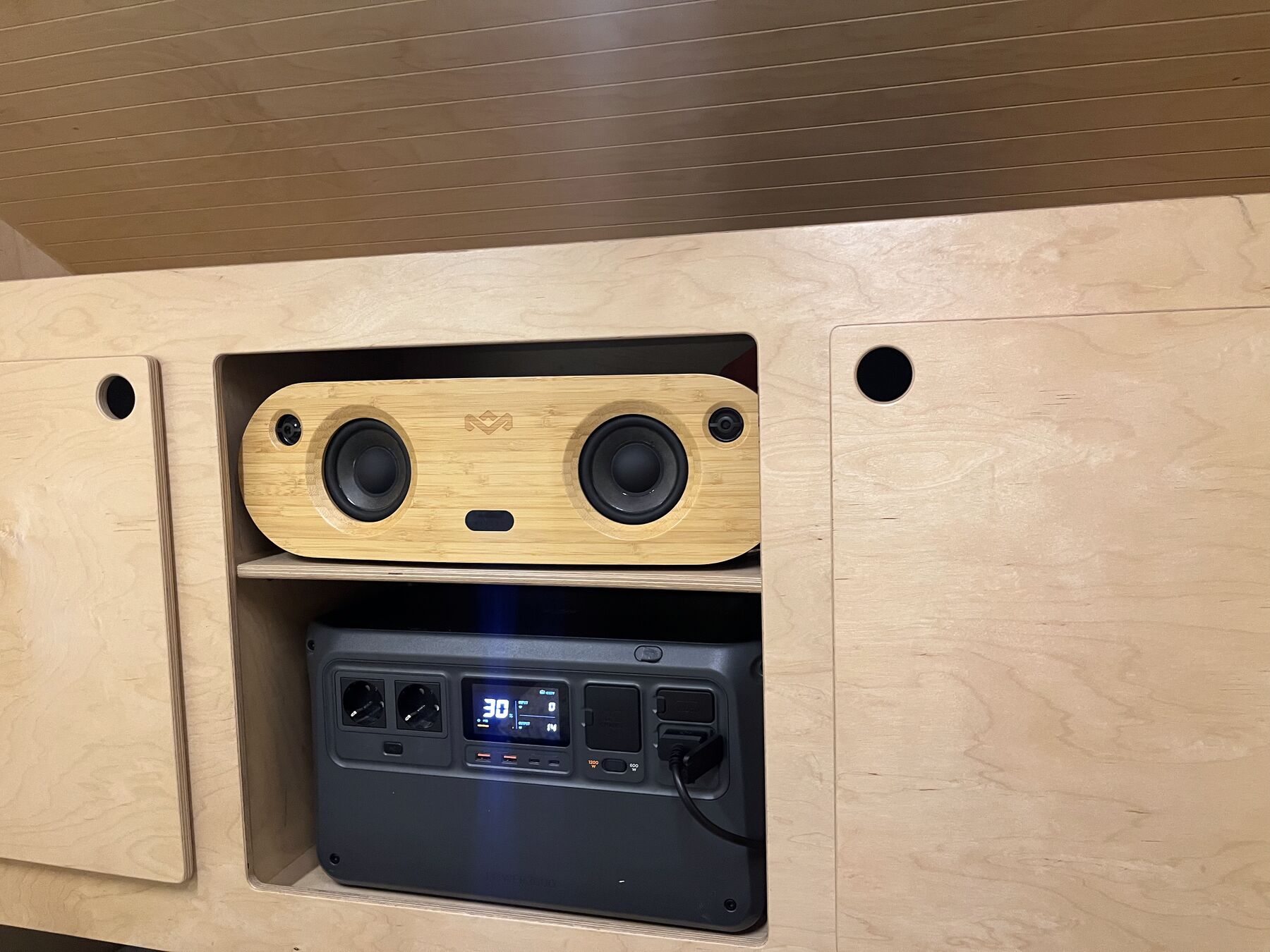 Powerstation van 1000 Wh en bluetoothspeaker in het bovenkastje