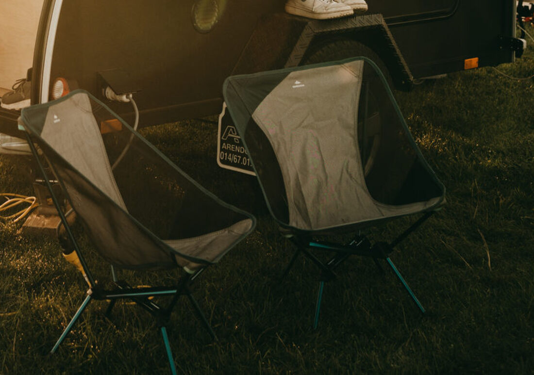 Kampeerstoelen naast de caravan